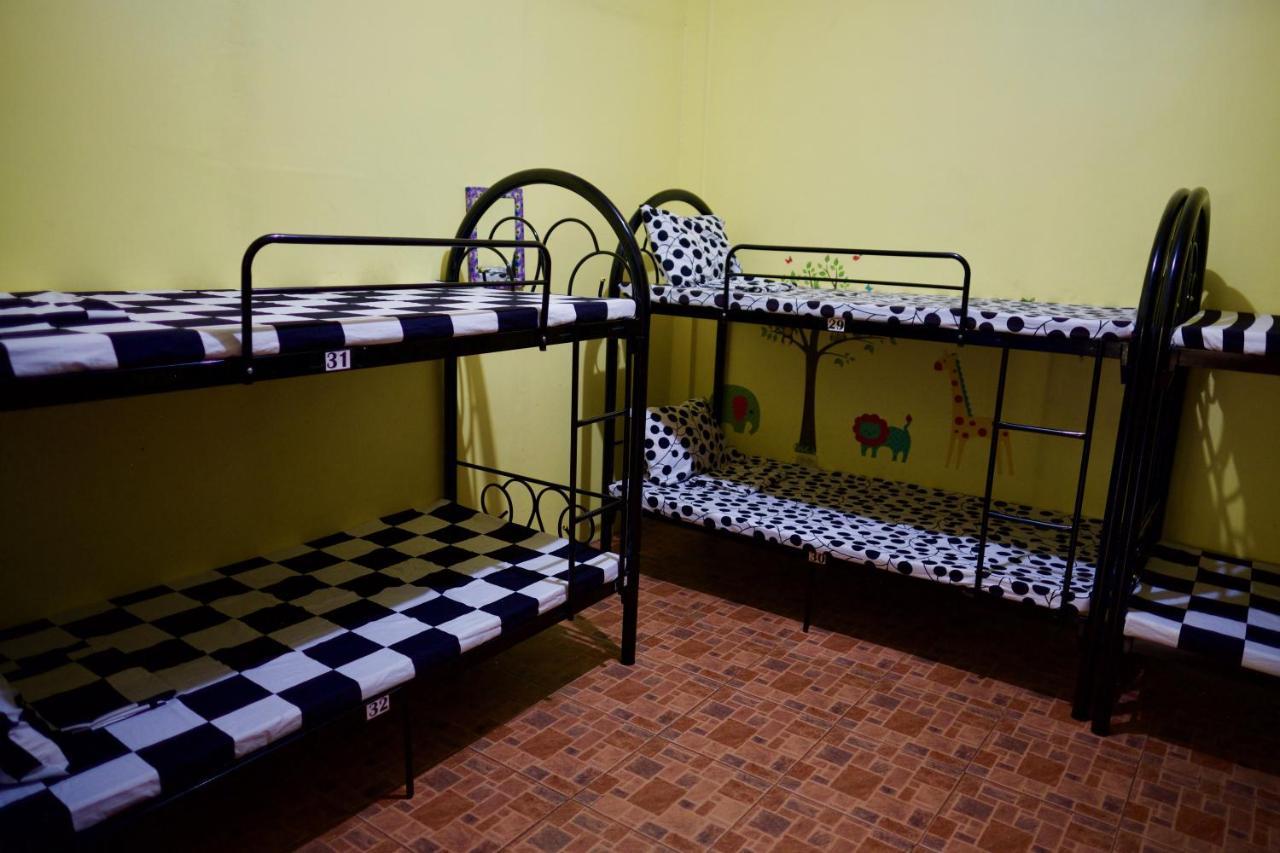 Fat Monkey Hostel Coron Exterior photo